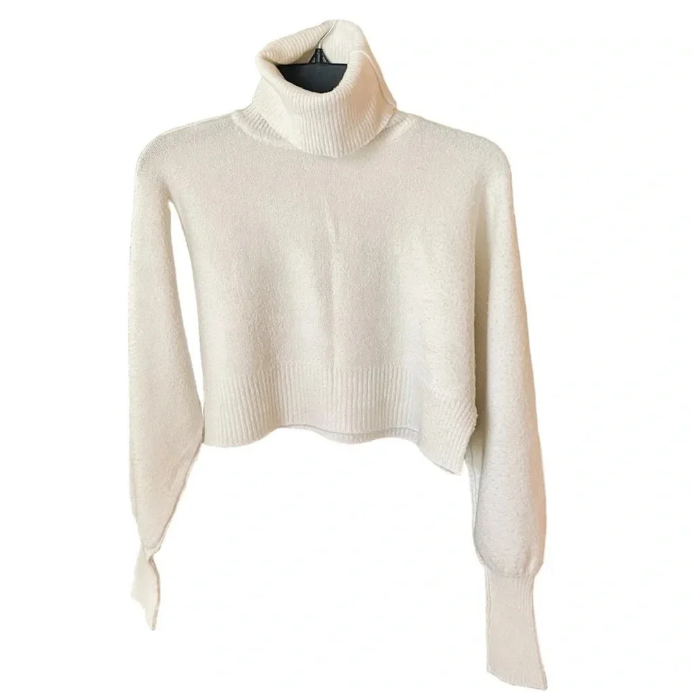 Urban Outfitters womenโs long sleeve cropped turtleneck sweater SZ XS white